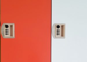 Hình chụp thực tế khóa số 3S lắp trên tủ locker gỗ