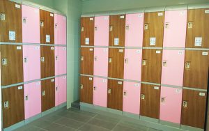 Tủ locker ABS màu gỗ kết hợp với màu hồng