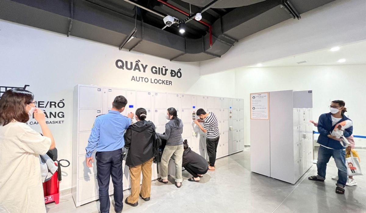 Hình ảnh khách hàng trải nghiệm Smart Locker tại siêu thị.