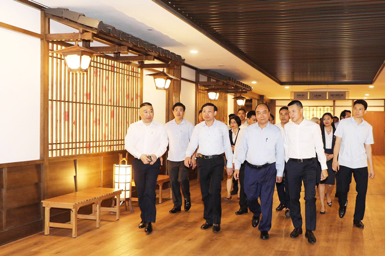 Thủ tướng Nguyễn Xuân Phúc cắt băng khánh thành dự án Yoko Onsen Quanh Hanh