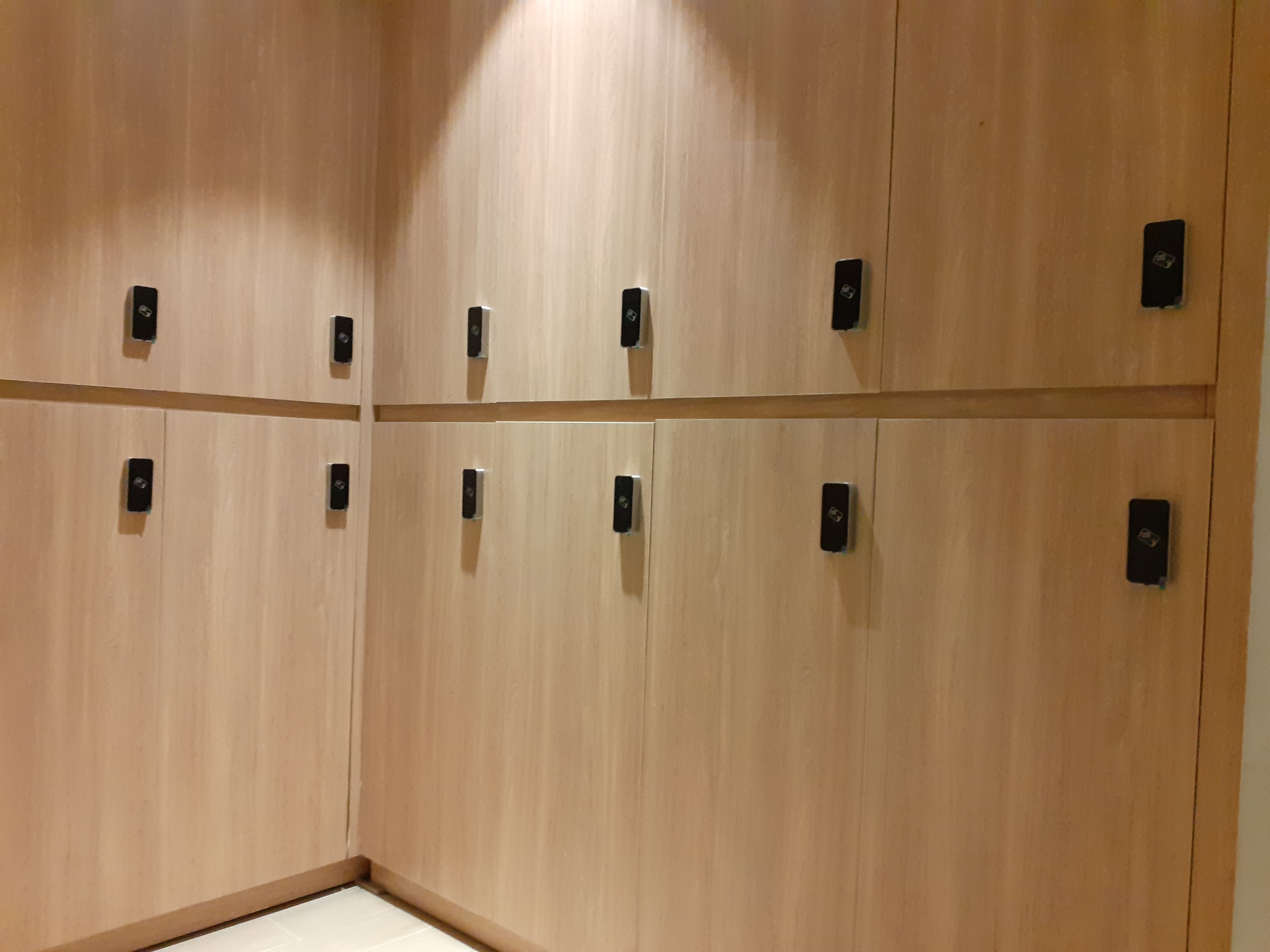 Khóa điện tử C2800M8 - Giải pháp bảo mật tủ locker tại Spa
