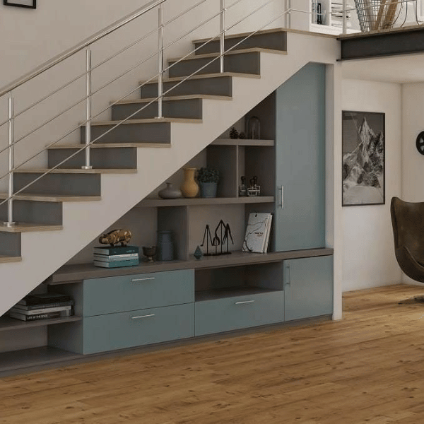 tu sach gam cau thang