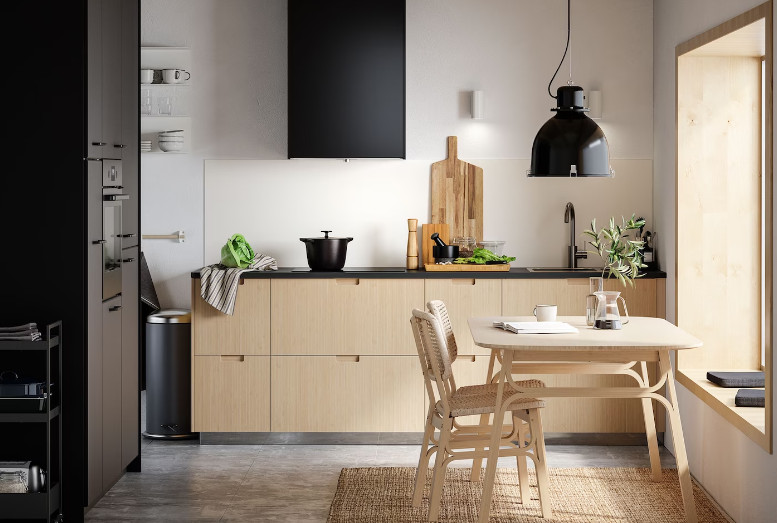 Bếp có nội thất với tông đen và vàng chiếm ưu thế 