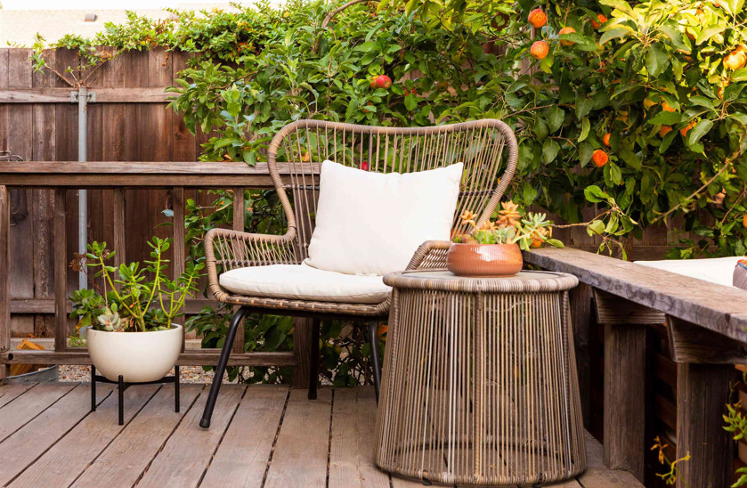 Bố trí một góc thư giãn ngoài trời từ ghế dựa