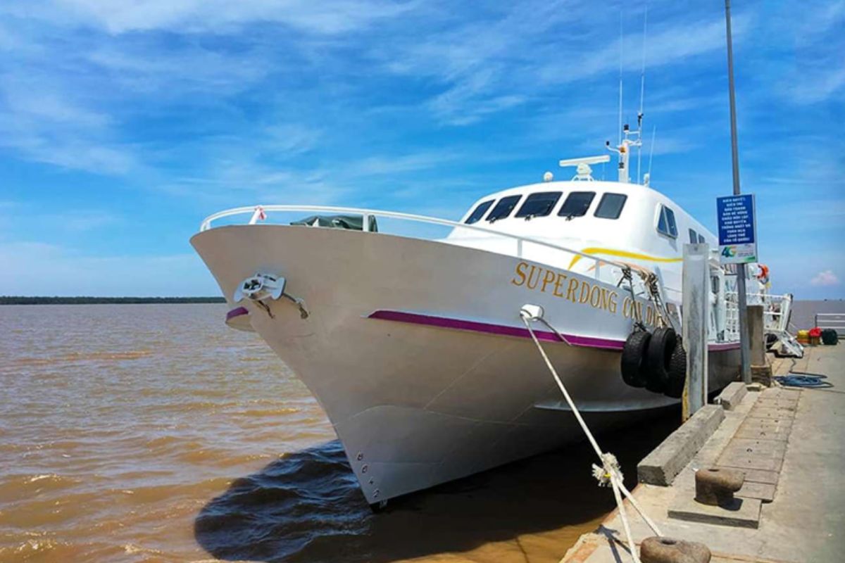 tàu di chuyển tại Côn Đảo