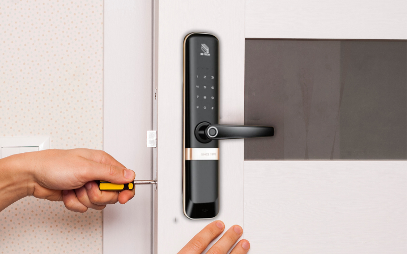 Khoá vân tay cửa sắt