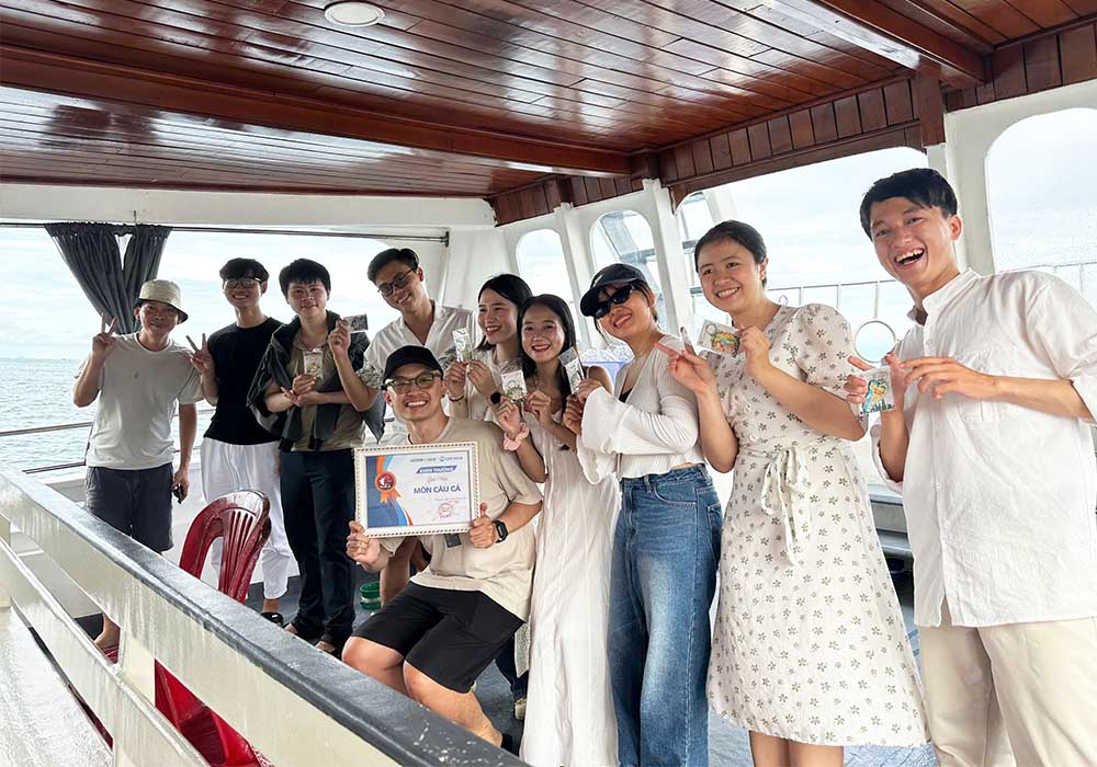 Cùng nhau thử sức với hoạt động câu cá giữa biển – teamwork là ở đây chứ đâu!