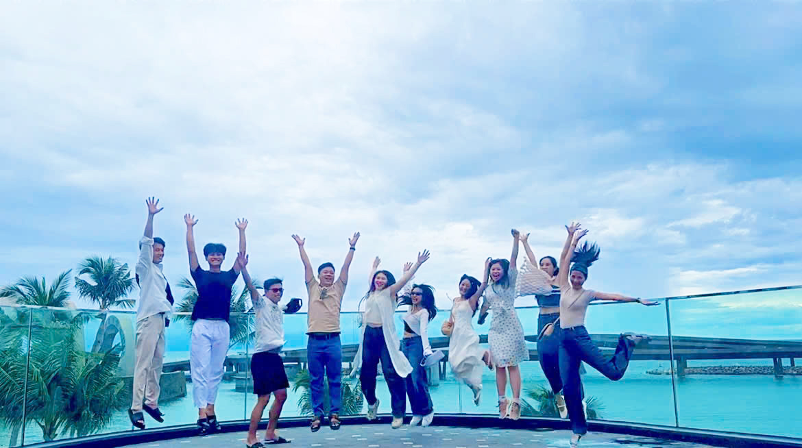 Check-in cầu Tình Yêu – nơi lưu giữ những nụ cười và tinh thần đồng đội gắn kết.