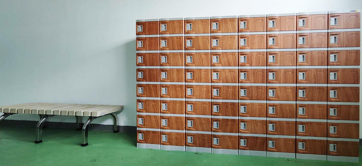 Hệ thống tủ locker ABS và băng ghế nhựa do Locker & Lock triển khai, đáp ứng nhu cầu lưu trữ và tiện ích cho nhà máy.