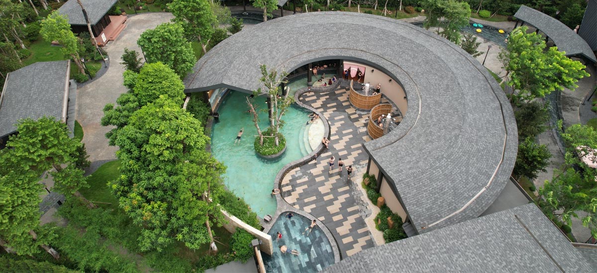 Tắm khoáng ngoài trời kết hợp thảo dược thiên nhiên. Nguồn ảnh: Internet