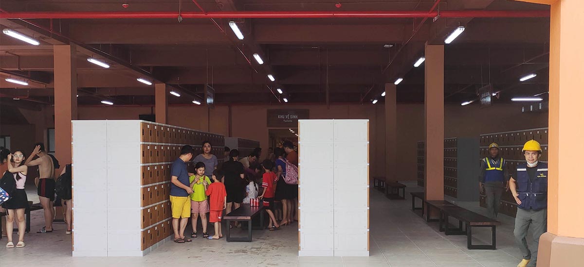 Hệ thống tủ locker giúp khách gửi đồ nhanh chóng, an toàn – không lo mất khóa khi chơi nước.