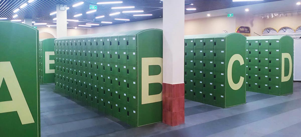 Hệ thống tủ thông minh giúp khách gửi/ nhận đồ nhanh chóng, tận hưởng trọn vẹn không gian giải trí.