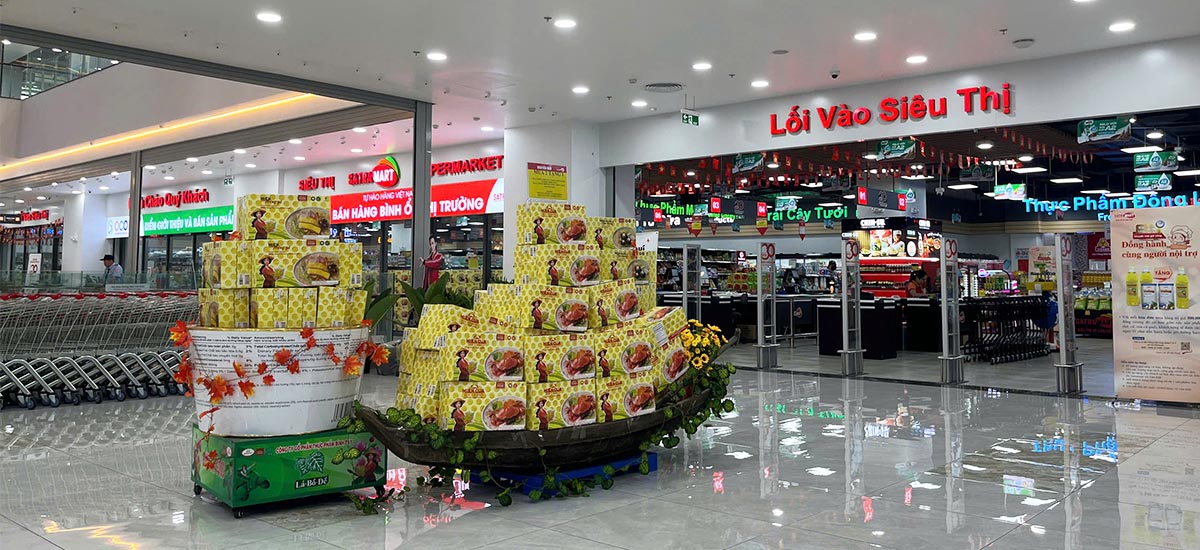 Không gian lối vào SatraMart Võ Văn Kiệt tại Central Mall – hiện đại và rộng rãi