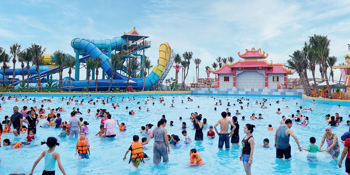 Lượng khách đông đảo vui chơi tại Công viên nước Sun World Hà Nam – Nguồn: Internet