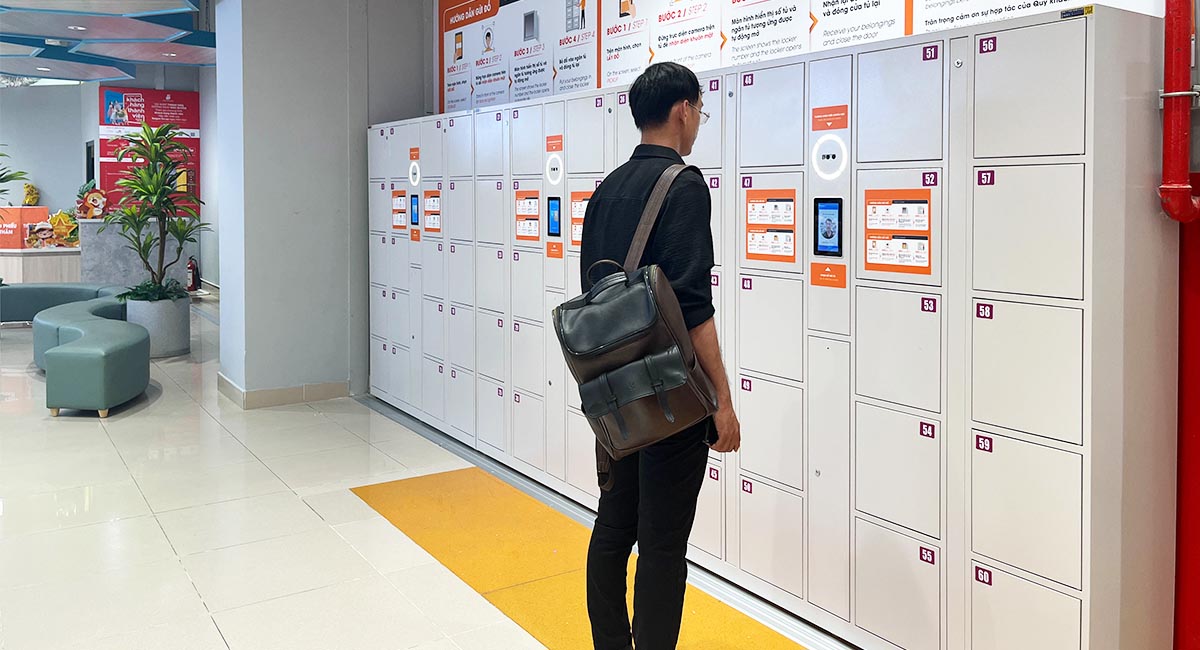 Khách hàng thao tác gửi – nhận đồ nhanh chóng, tiện lợi với eLocker FaceID