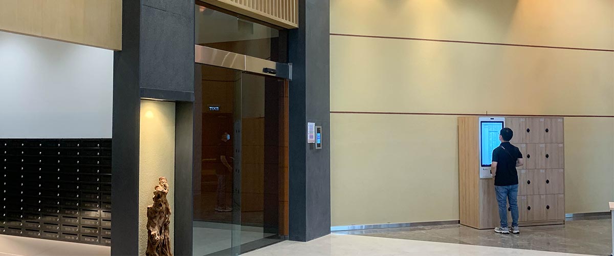 Tủ locker giao nhận bưu kiện hỗ trợ nhận hàng 24/7, an toàn và tiện lợi.