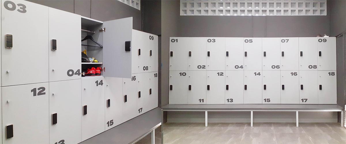Hệ thống tủ locker được bố trí gọn gàng, giúp phòng gym thêm chuyên nghiệp và ngăn nắp.