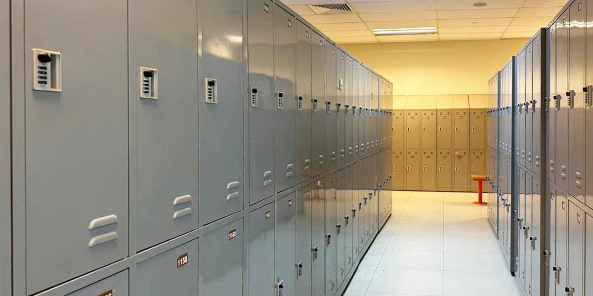 Hệ thống tủ locker sắt lắp đặt tại phòng thay đồ, hỗ trợ quản lý và vận hành hiệu quả cho khu vực nhân viên.