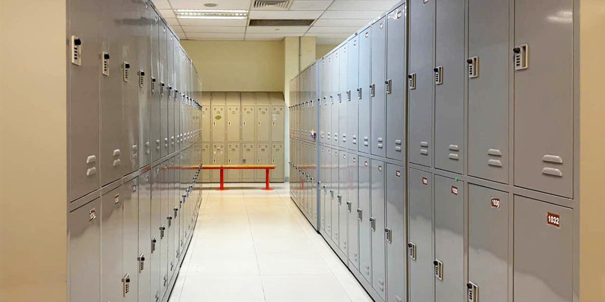 Khu vực phòng thay đồ được bố trí tủ locker sắt dòng N2, đảm bảo sự gọn gàng và thuận tiện cho nhân viên.