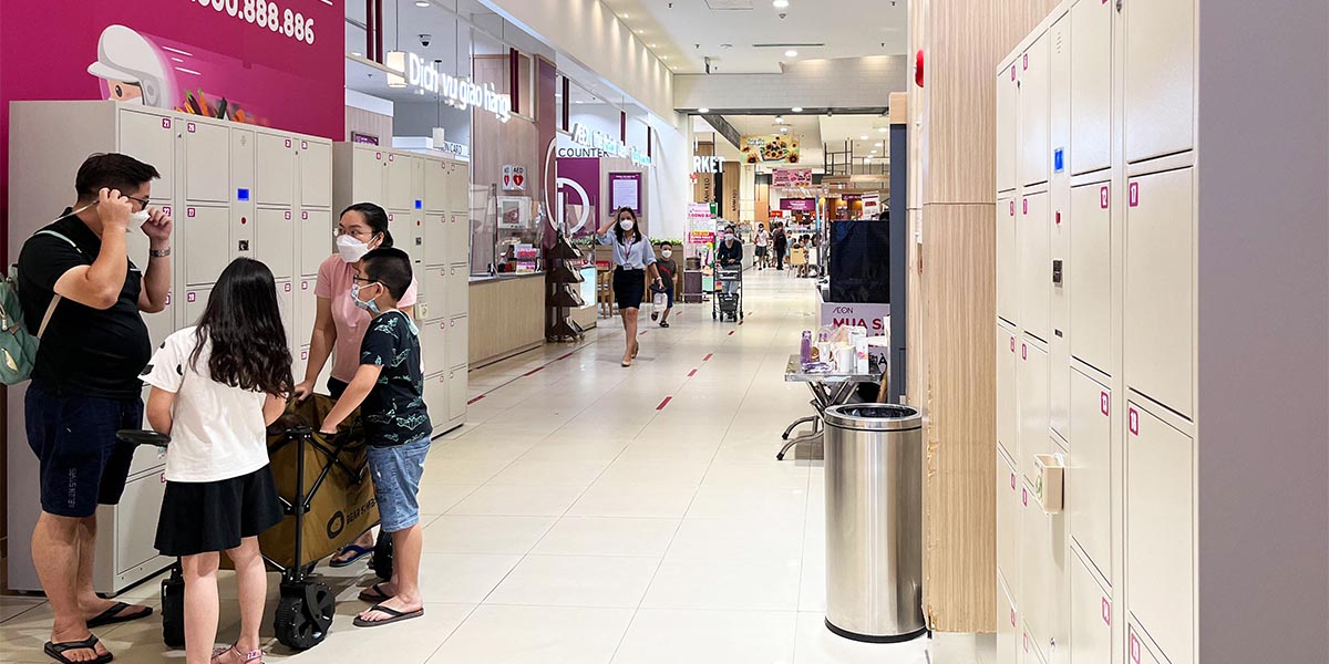 Tủ gửi đồ công cộng được bố trí ngay lối đi thuận tiện.