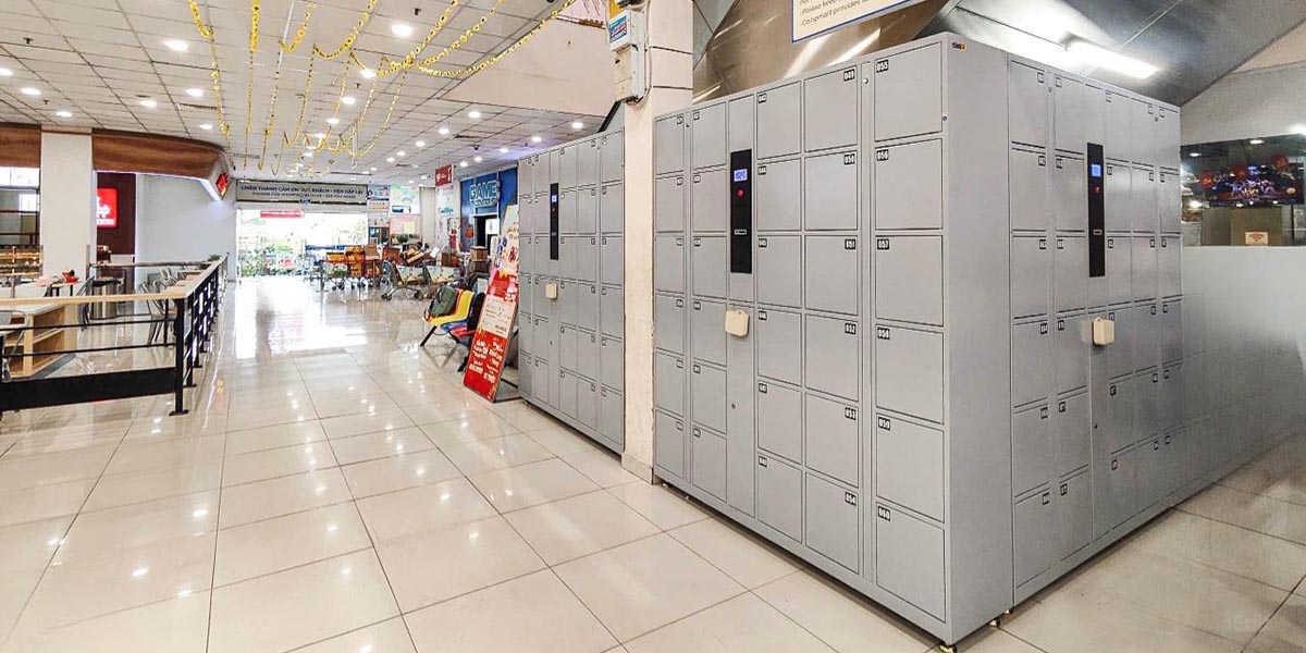 Khu vực tủ eLocker Barcode đáp ứng nhu cầu gửi đồ của khách hàng vào giờ cao điểm.