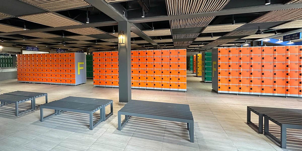 Hệ thống tủ locker ABS được lắp đặt tại khu vực thay đồ phục vụ du khách.