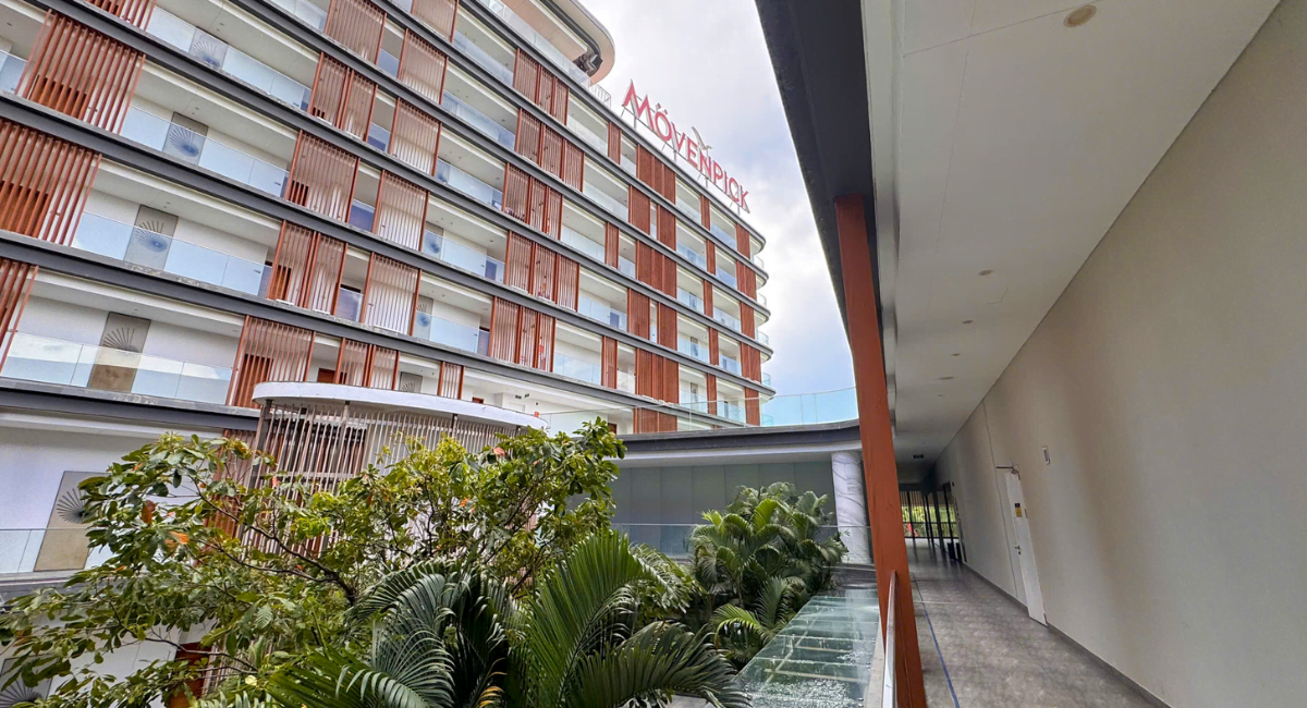 Thiết kế kiến trúc hiện đại hòa mình với không gian thiên nhiên của khu resort.